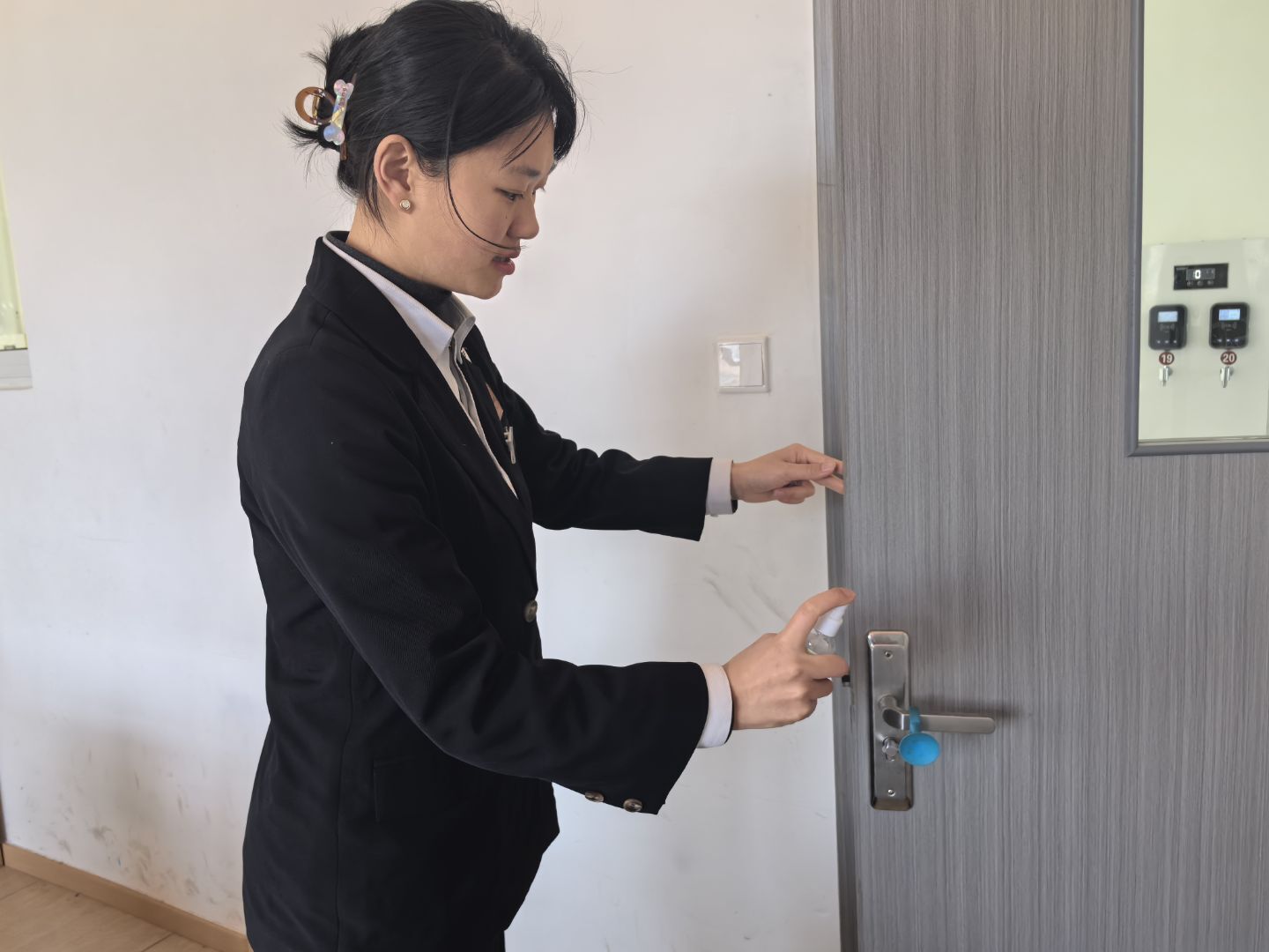 “净”心守护 “卫”爱而行——明德职专开展校园消杀 筑牢安全防线