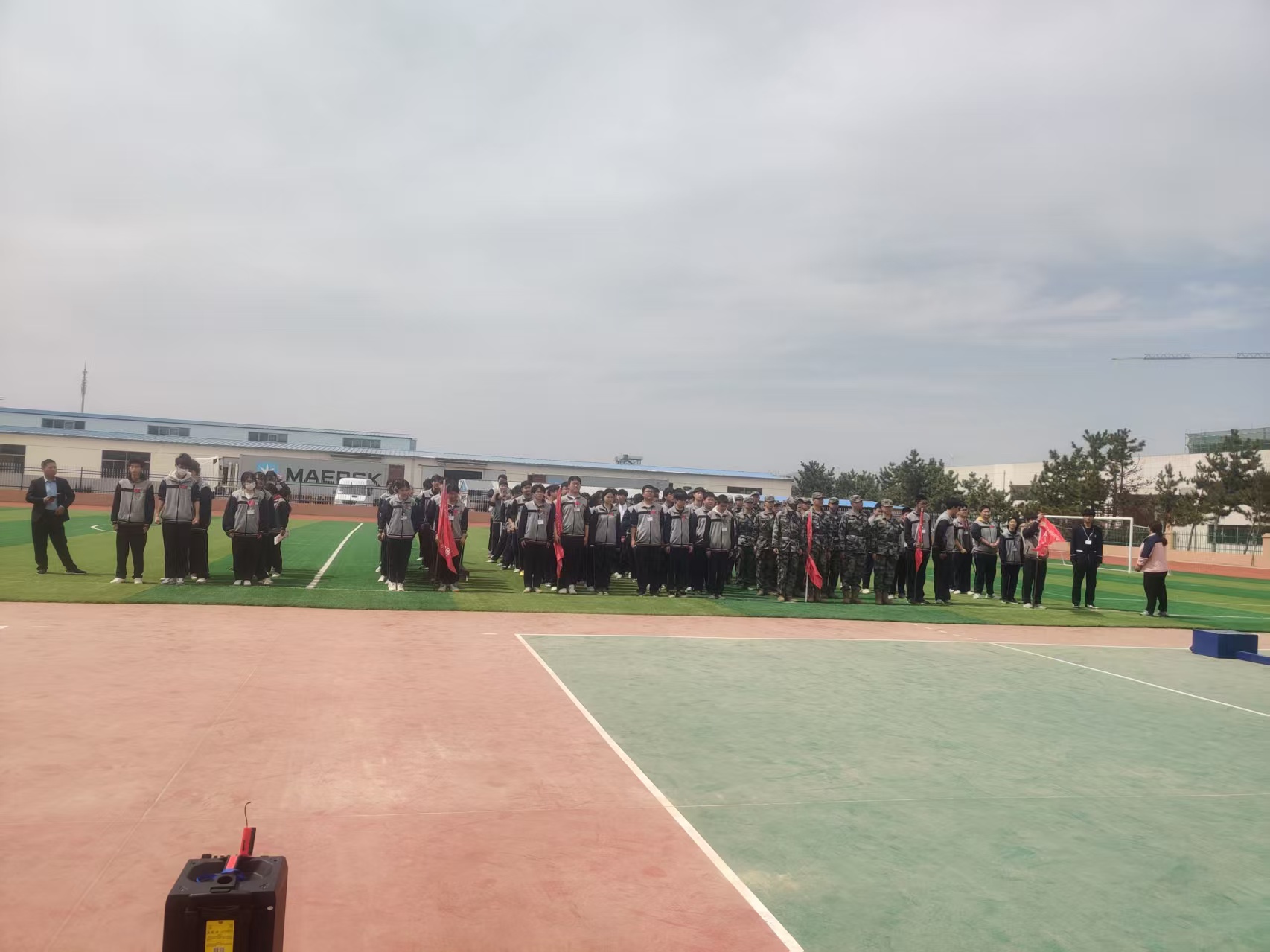 劳动筑梦，青春先行——明德职专校园外草坪焕新行动