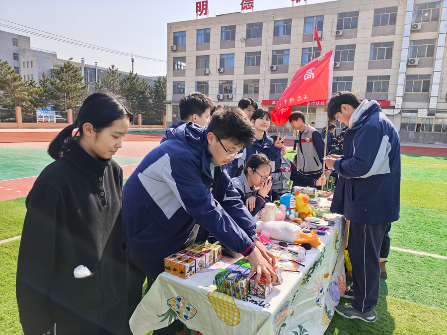 追锋而行聚大爱，明德校园漾温情——学雷锋系列活动之爱心义卖与捐款